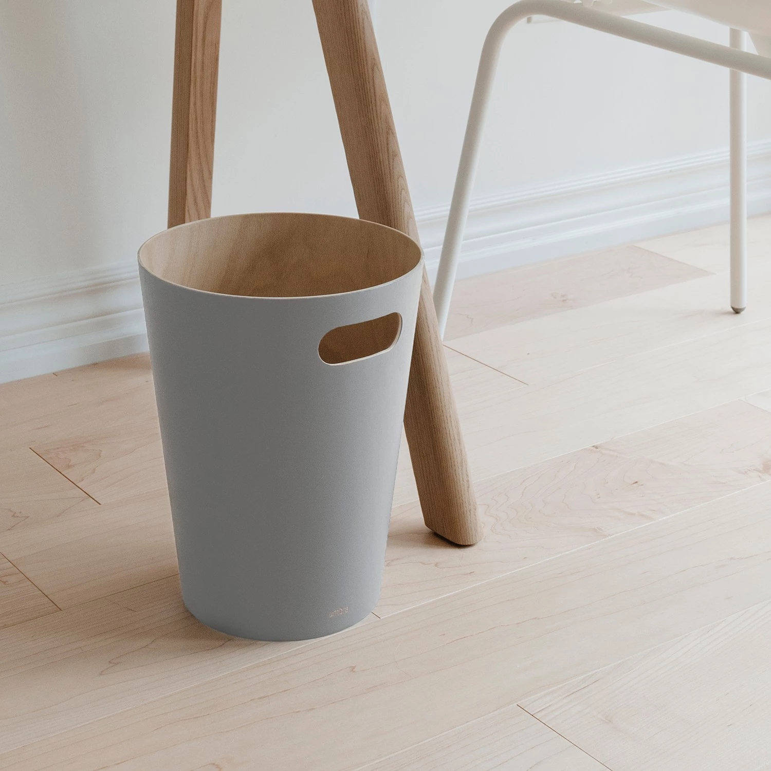 Umbra Corbeille à papier Woodrow Can 2G - Gris 4 Umbra Corbeille à papier Woodrow Can 2G - Gris – Image 2